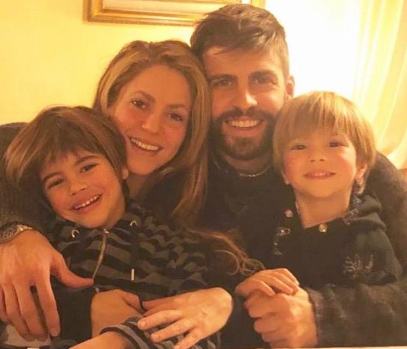 Η σπάνια φωτογραφία της Shakira στην αγκαλιά του Piqué διαψεύδει κάθε φήμη χωρισμού