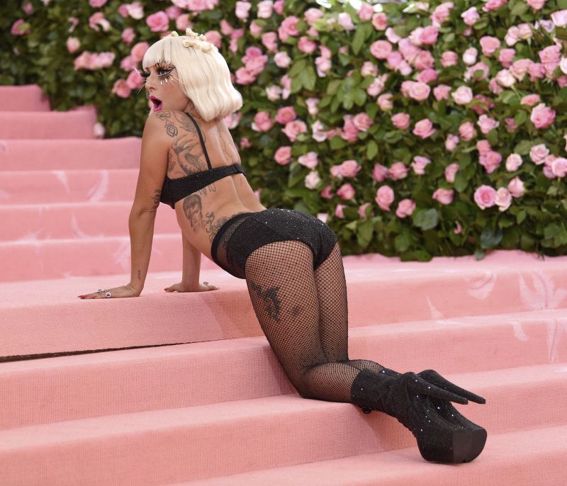 H Lady Gaga βγαίνει στη Νέα Υόρκη... χωρίς παντελόνι!