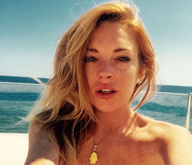H Lindsay Lohan είχε γενέθλια και τα γιόρτασε γυμνή στη Μύκονο