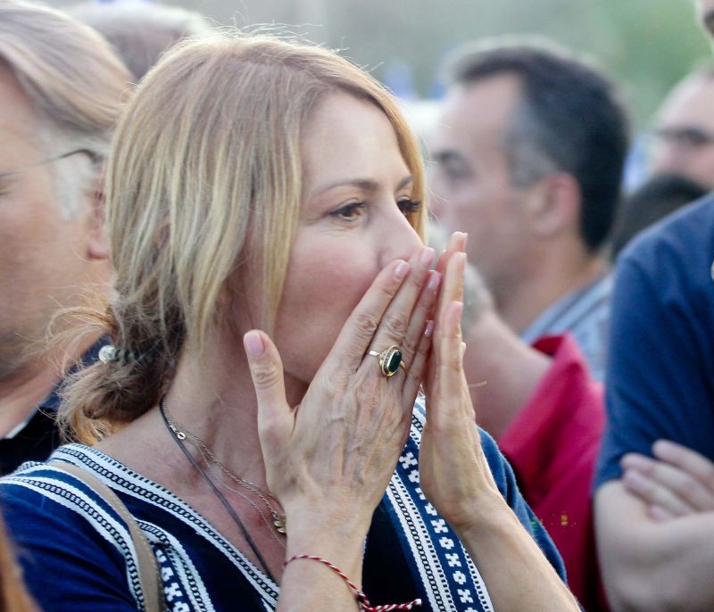 Η Τζένη Μπαλατσινού έκανε την πιο κομψή εμφάνιση στην ορκωμοσία του Βασίλη Κικίλια (video)
