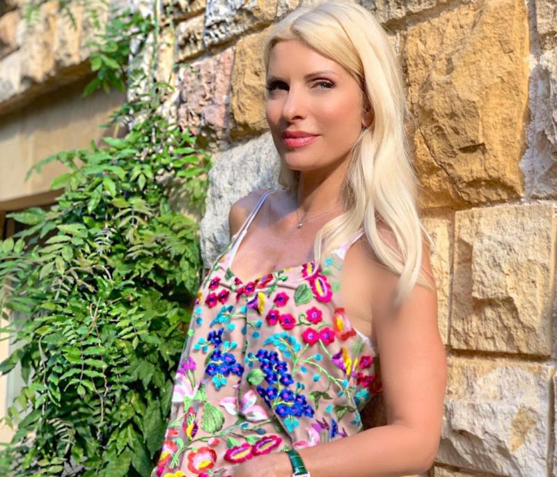 Ελένη Μενεγάκη: Το κατακόκκινο φόρεμα με βαθύ ντεκολτέ που θα σε καθηλώσει