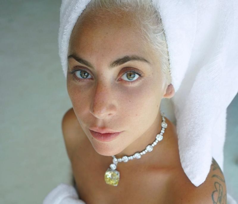 Η Lady Gaga ποζάρει μόνο με το εσώρουχό της και η θερμοκρασία «χτυπάει» κόκκινο