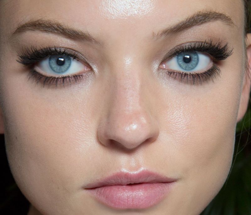 Αυτό το λάθος κάνεις με το highlighter και δείχνεις ιδρωμένη αντί για λαμπερή…