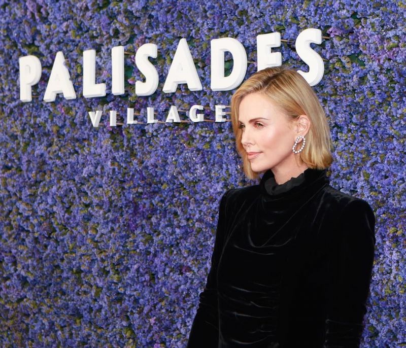 Η Charlize Theron κλείνει τα 44: Τα ταραγμένα παιδικά χρόνια και η πορεία προς την κορυφή