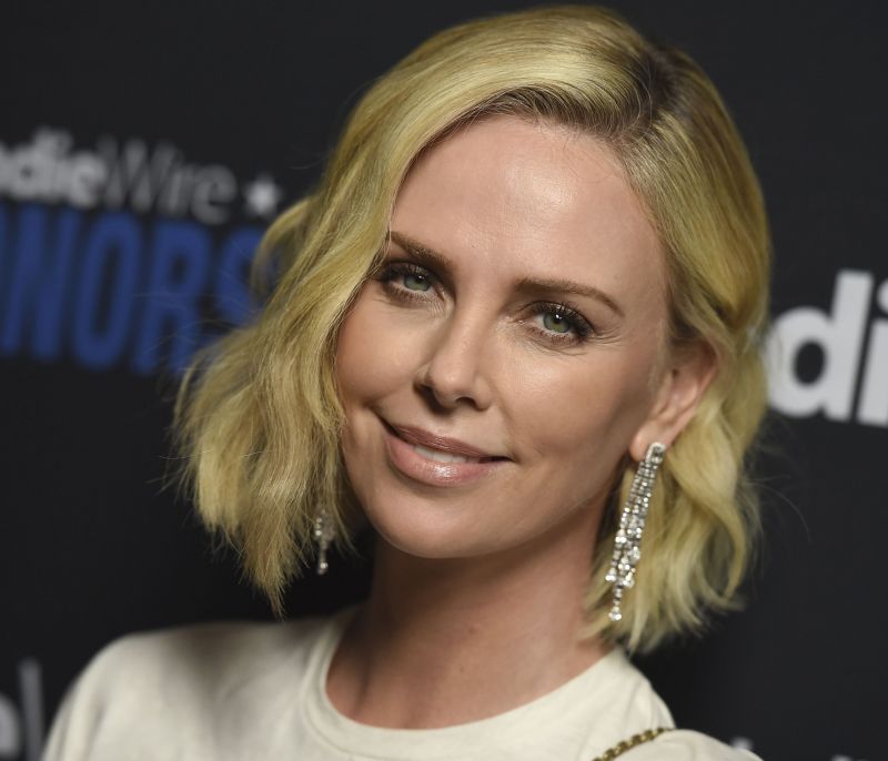 Η Charlize Theron κουρεύτηκε και είναι απλά αγνώριστη αλλά πιο ωραία από ποτέ (photos)