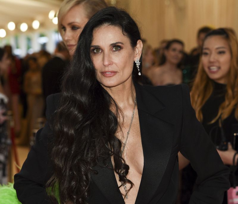 Η Demi Moore συνεχίζει τις αποκαλύψεις και ο Ashton Kutcher ήδη ψάχνει τρύπα για να κρυφτεί