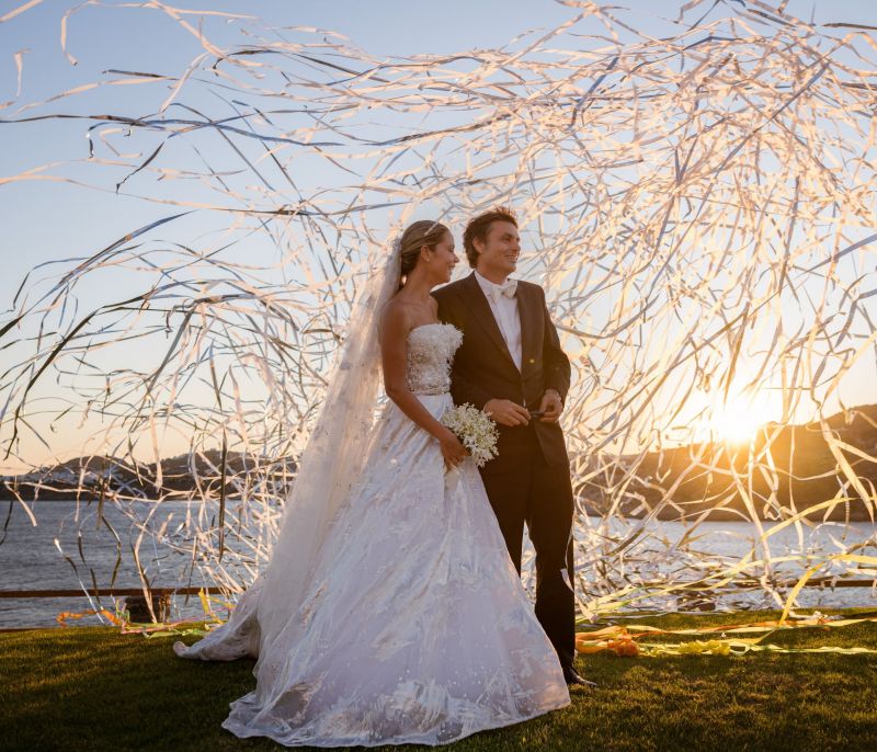 Wedding Vibes: Τι φόρεσαν οι κυρίες της showbiz στους λαμπερούς γάμους του Σαββατοκύριακου;
