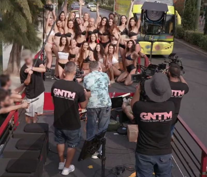 GNTM: Οι παίκτριες ποζάρουν με εσώρουχα στην ντουσιέρα εν κινήσει και το Twitter παραληρεί