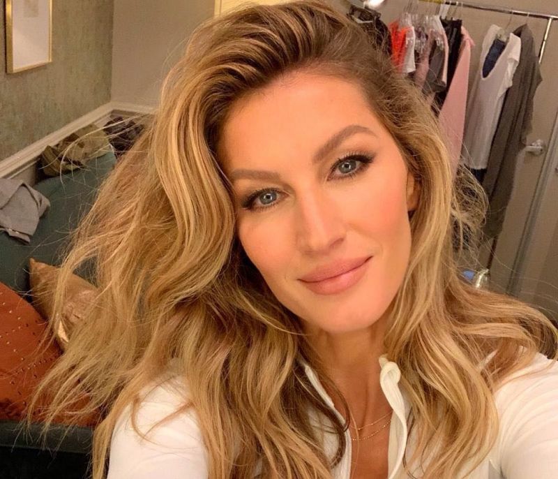 Έχεις δει τη μαμά της Gisele; Γιατί είναι τόσο κούκλα που δεν ξέρουμε ποια προτιμάμε