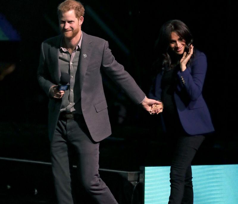 Ο τρόπος με τον οποίο ο Harry κρατάει τα χέρια της Meghan Markle θα σε κάνει να συγκινηθείς