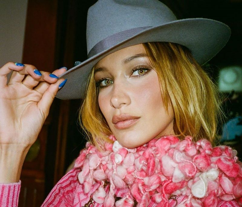 Η Bella Hadid έβαψε τα νύχια της με το πιο hot χρώμα και έχουμε 10 βερνίκια για να κάνεις το ίδιο!