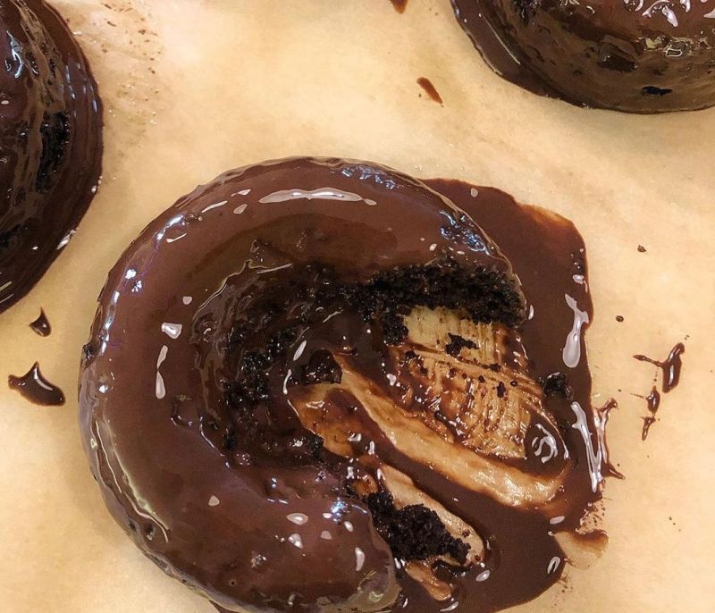 Αυτά τα κολασμένα donuts είναι ψημένα στο φούρνο και κρύβουν ένα μυστικό υλικό