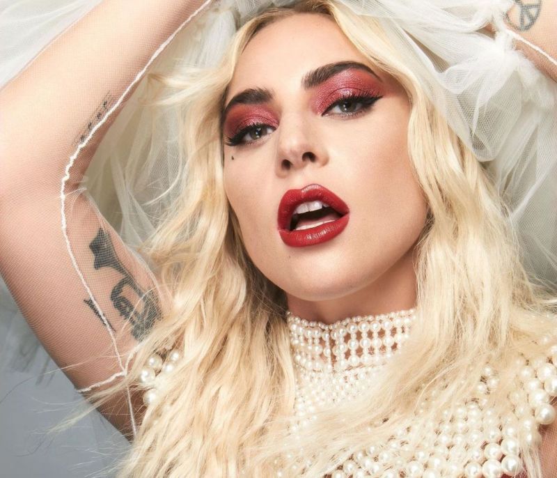 Αγνώριστη η Lady Gaga: Ο ξέφρενος χορός της στον γάμο της κολλητής της (photos & video)