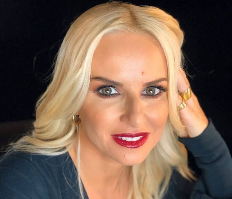 Η Μαρία Μπεκατώρου έβγαλε την πιο γιορτινή selfie και μάλλον το κόκκινο είναι το χρώμα της