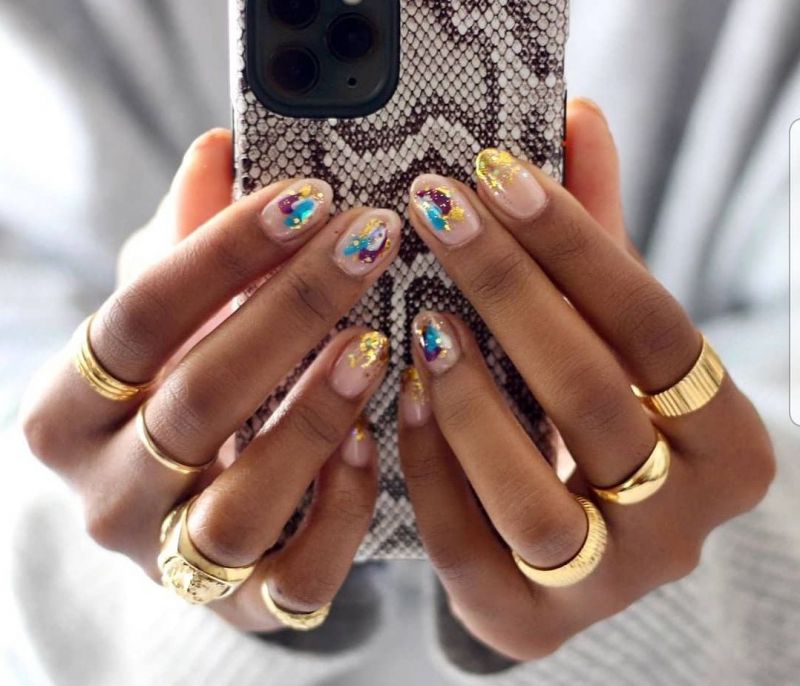 Τα #ConfettiNails είναι το fun trend στο μανικιούρ που ΠΡΕΠΕΙ να κάνεις στις γιορτές