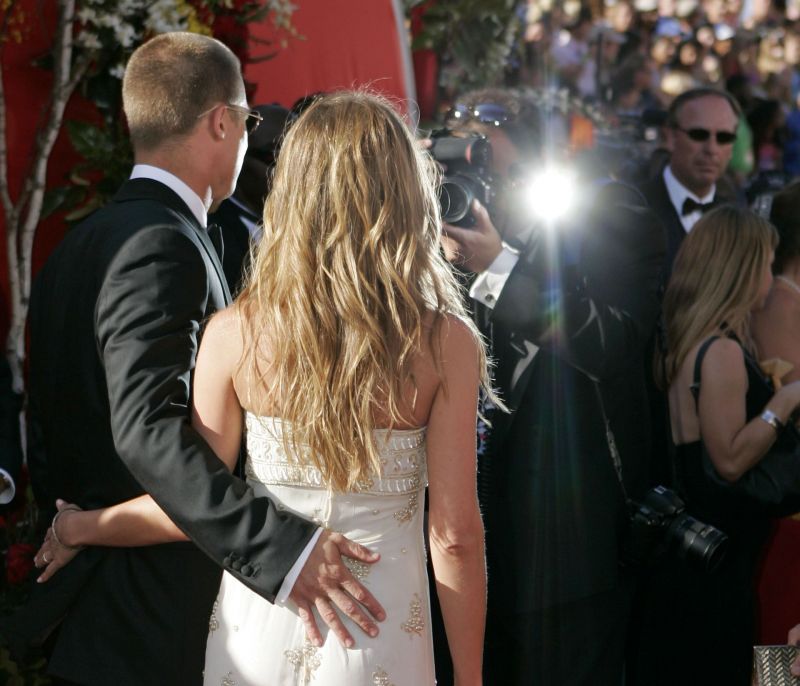 Οι fans παρατήρησαν κάτι για τη Jennifer Aniston και τον Brad Pitt και «ουρλιάζουμε» μαζί τους