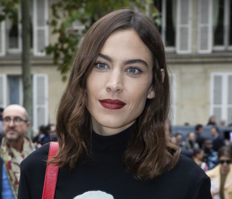 Η Alexa Chung μας δείχνει πώς να υιοθετήσουμε το French Chic Style