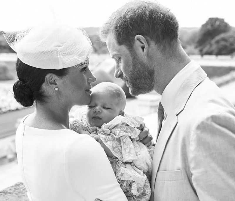Ξεσπά η φίλη της Meghan Markle: Τα πικρόχολα σχόλια για τη χριστουγεννιάτικη κάρτα και το photoshop