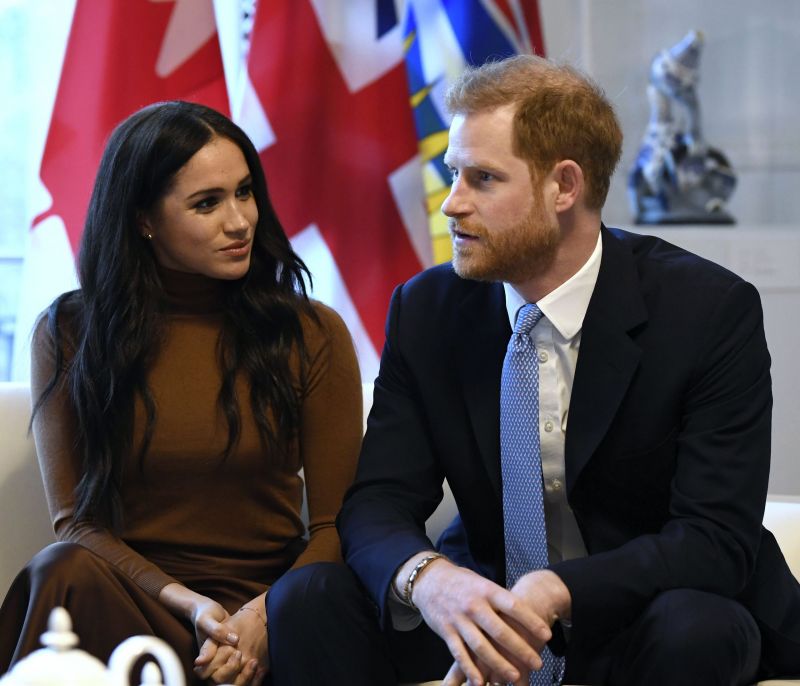 Το αγαπημένο coat trend της Meghan Markle μπορείς να το υιοθετήσεις και εσύ