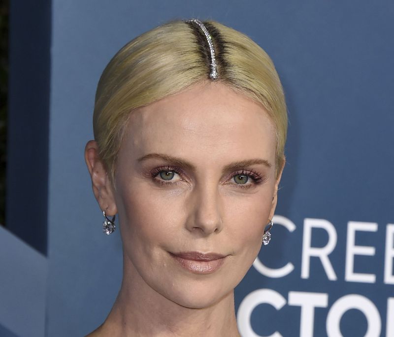 H Charlize Theron ταλαιπωρήθηκε ΠΟΛΥ για να βγάλει το βραχιόλι από τα μαλλιά της…