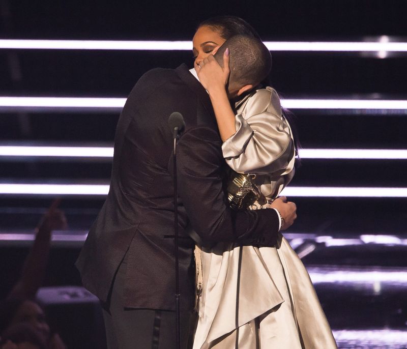 Η Rihanna μόλις χώρισε και ήδη ερωτεύτηκε διάσημο τραγουδιστή