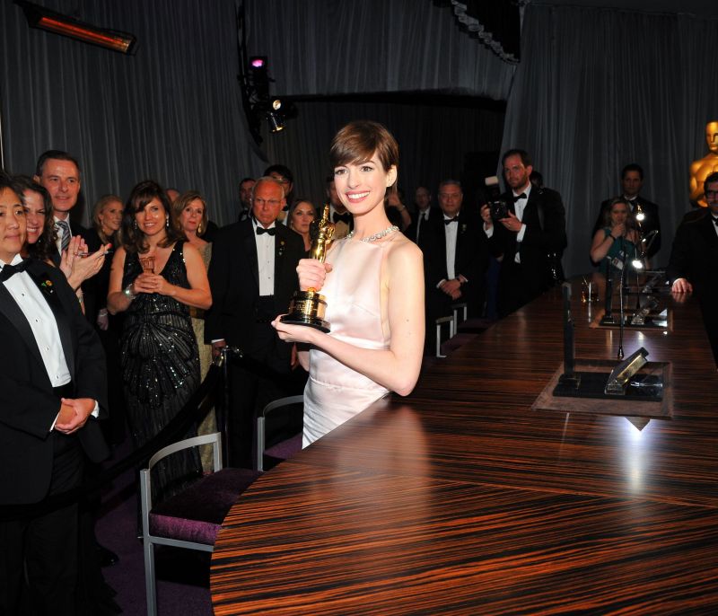 Η ιστορία πίσω από την αλλαγή φορέματος της Anne Hathaway που σημάδεψε τα Oscars