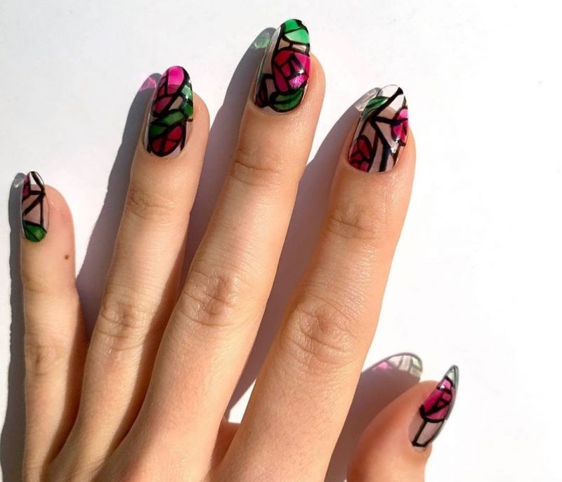 Τα #StainedGlassNails έγιναν τελικά τάση και νιώθουμε περίεργα…