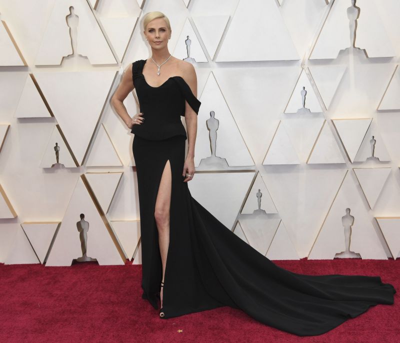 Wearing black is a lifestyle! Τα φορέματα των Oscars 2020 «λάτρεψαν» αυτό το χρώμα