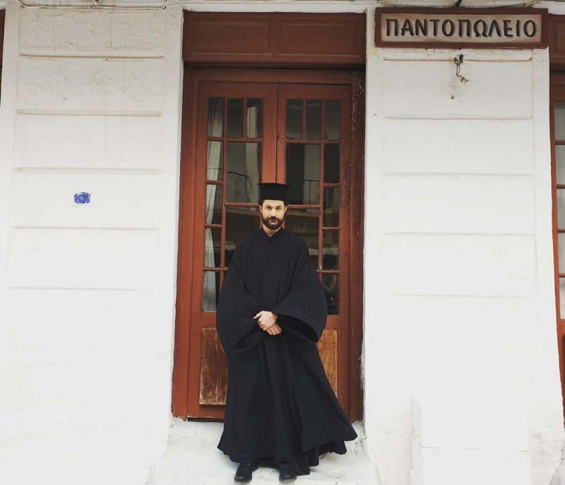 Ο παπάς από το Καφέ της Χαράς είναι super hot και sexy, και βρήκαμε 5 photo που το αποδεικνύουν
