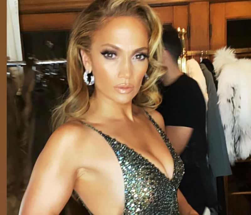 Hot as hell: Η Jennifer Lopez ποζάρει με το μαγιό της, και εμείς απλά την κοιτάμε