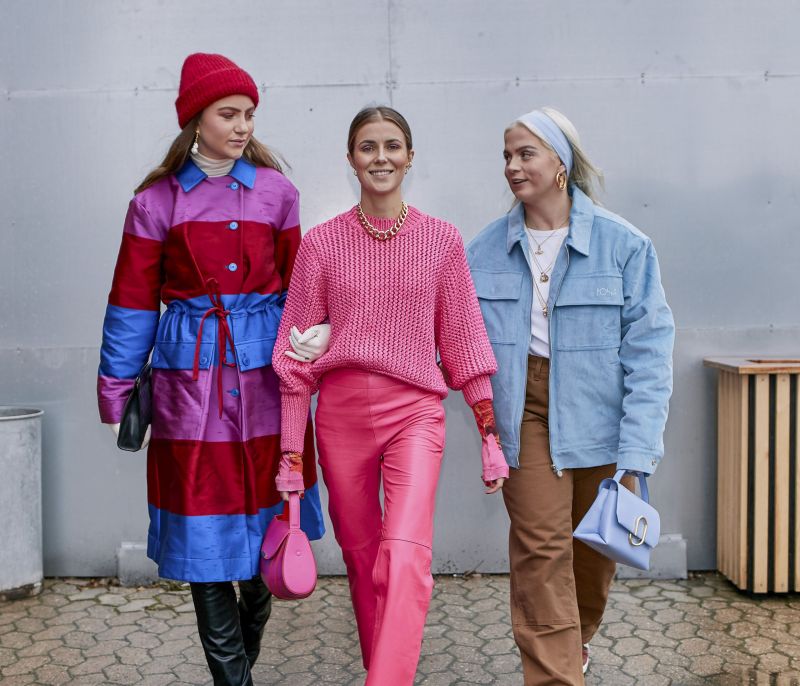 Street Style: Tο ροζ χρώμα κερδίζει ξανά μία θέση στην γκαρνταρόμπα και στις καρδιές μας