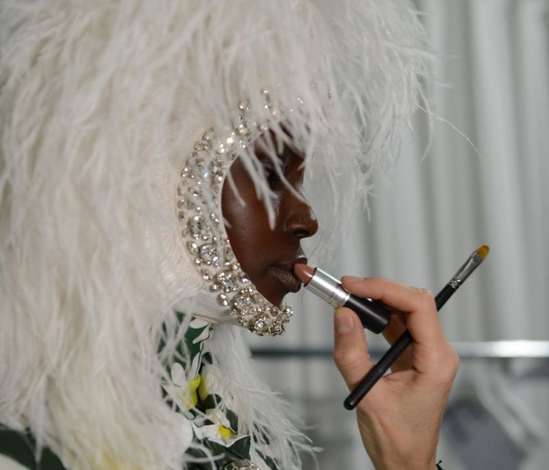 #ΜFW: Backstage στιγμές από το show του Οίκου Moncler και το εντυπωσιακό apres ski μακιγιάζ του