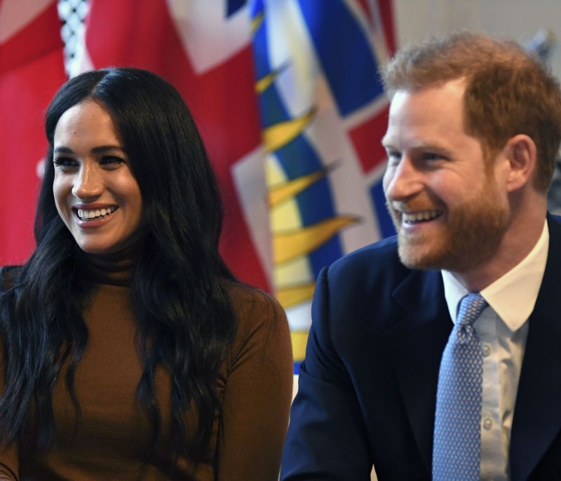 Awkward! Meghan/Harry – βασίλισσα Ελισάβετ: Η πρώτη δημόσια συνάντηση μετά την επιστροφή τους