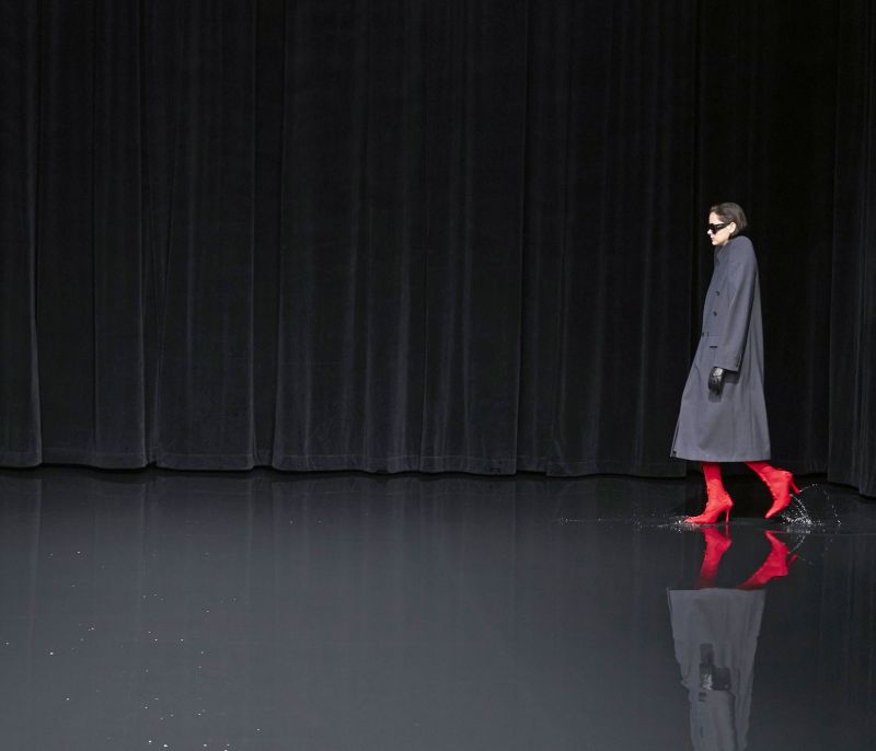 #PFW: Tο δυστοπικό σύμπαν του Balenciaga «έβαλε φωτιά» στην Εβδομάδα Μόδας