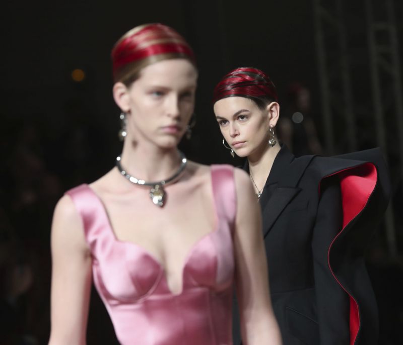 Kirsty Hume X Kaia Gerber: Το «χθες» συνάντησε το «σήμερα» στο runway του Alexander McQueen