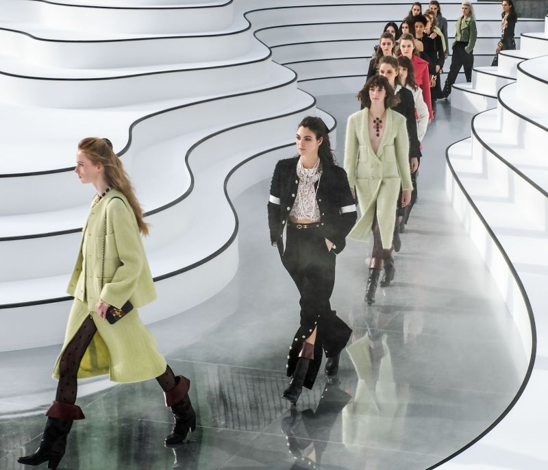 #PFW: H σύγχρονη αμαζόνα της Chanel είναι η γυναίκα που υμνεί την ελευθερία της με το στυλ της