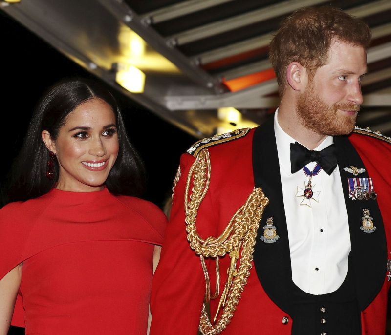 Who run the world? Meghan Markle! Εμφανίστηκε με κόκκινο φόρεμα και μας έβαλε φωτιά