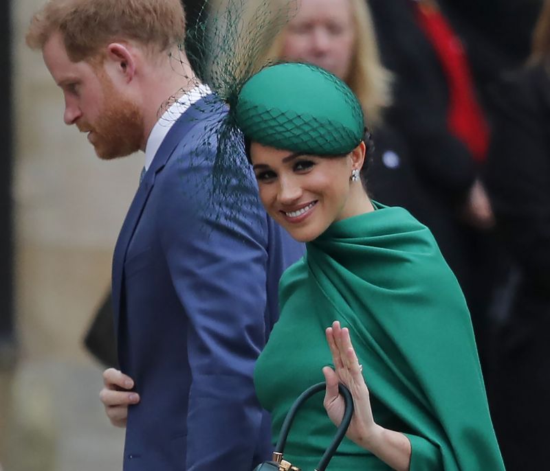 Η κίνηση της Meghan Markle στον Κάρολο έγινε viral και την χειροκροτούμε