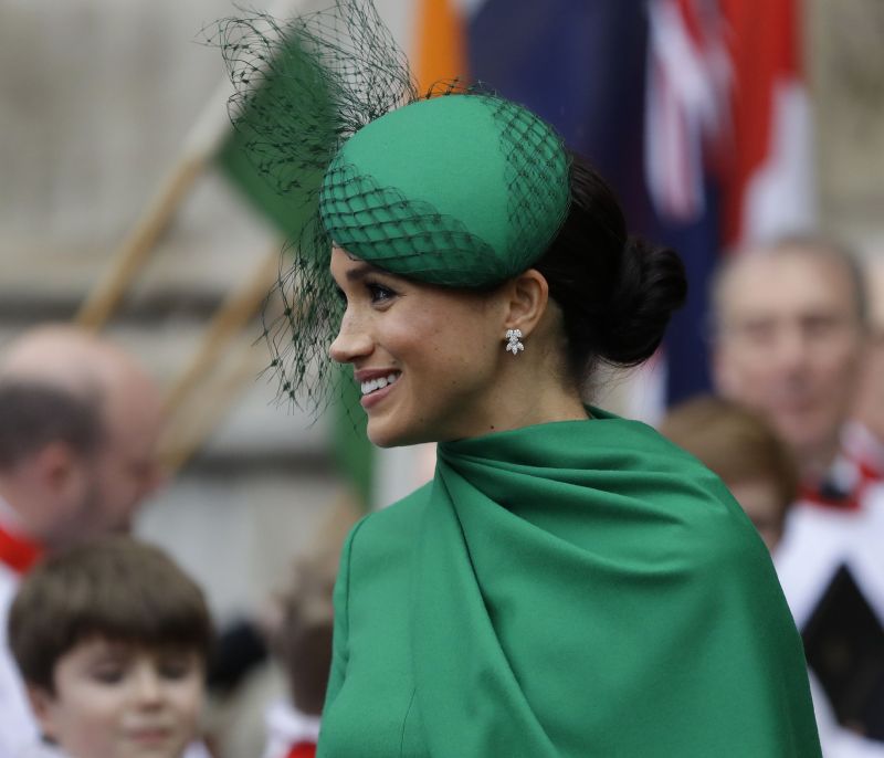 Το top της Meghan Markle κοστίζει 40 Ευρώ και (ακόμα) δεν έχει γίνει sold out