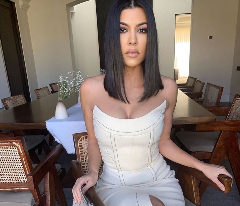 Η Kourtney Kardashian φωτογραφίζεται με μαγιό κι αφήνει τις καμπύλες της να «μιλήσουν»