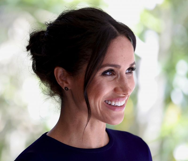 Αυτός είναι ο κομμωτής της Meghan Markle και μιλά για την έμπνευση πίσω από τον signature κότσο της