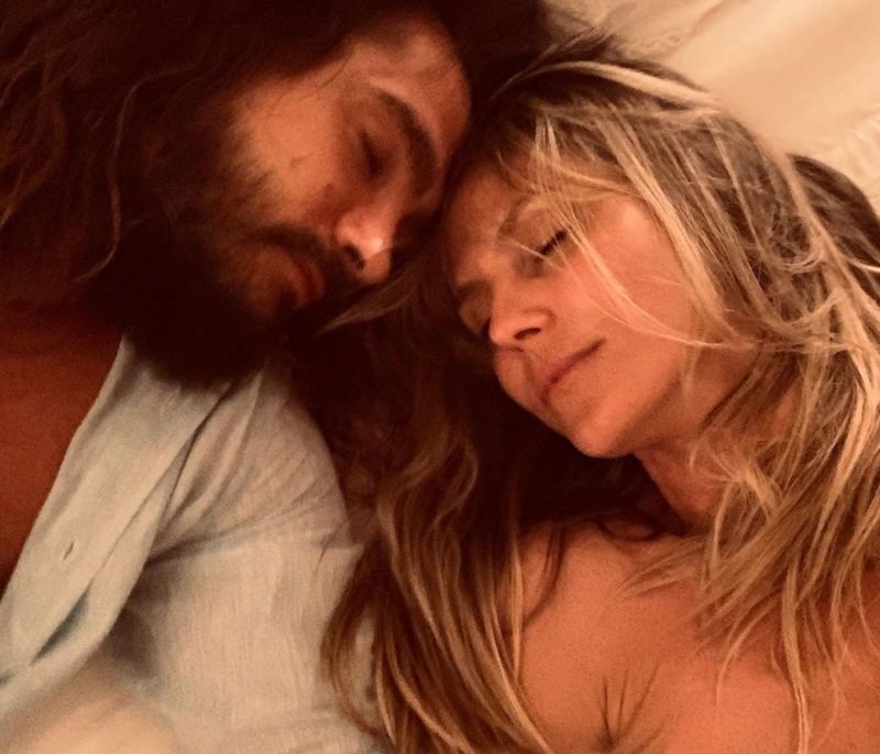 Η Heidi Klum ποζάρει με φουσκωμένη κοιλιά και οι φήμες για πέμπτη εγκυμοσύνη οργιάζουν