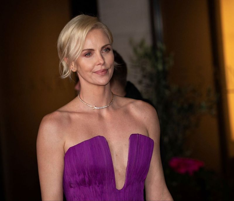 H Charlize Theron προκαλεί οργή και θλίψη και... όχι άδικα (photos + video)
