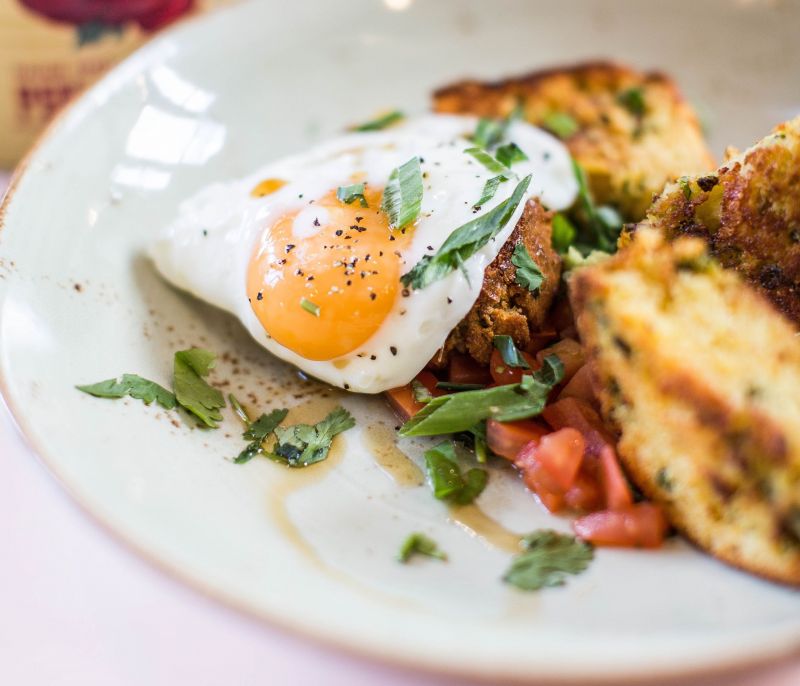 Eτοιμάζεσαι για brunch το τριήμερο; Δες πώς να αποφύγεις τον πιο ενοχλητικό λεκέ!