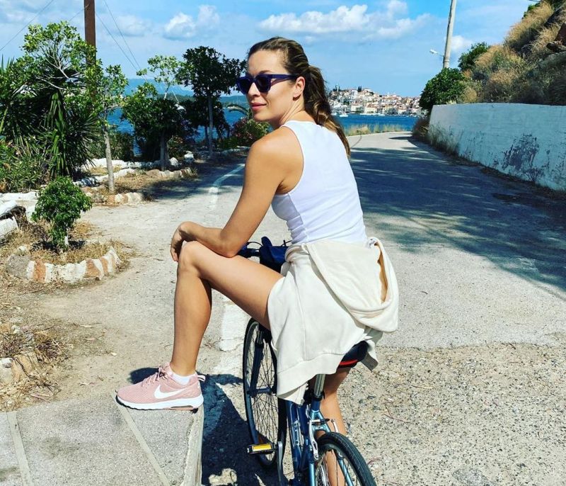 Η Μαριέττα Χρουσαλά ποζάρει με μπικίνι και οι κοιλιακοί «βγάζουν μάτι»