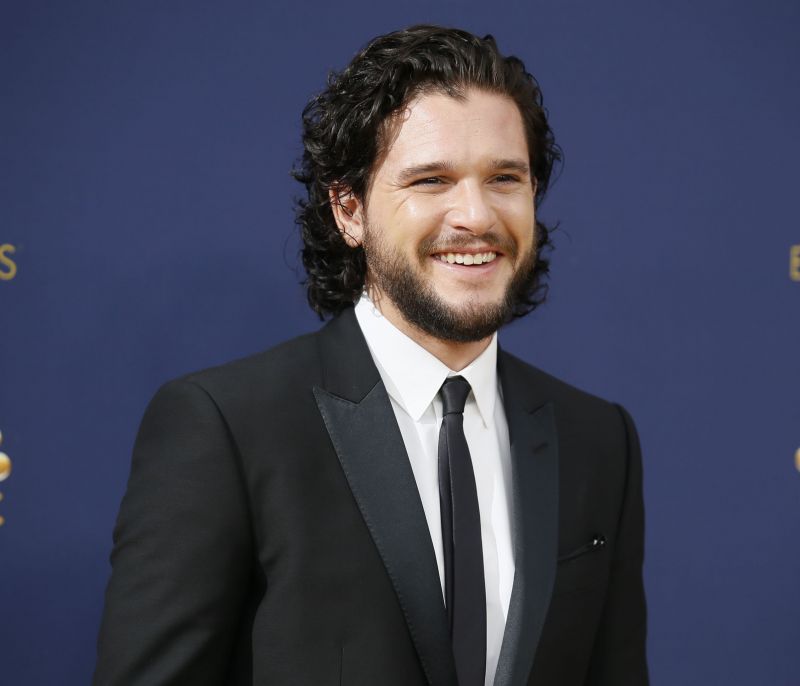 Η μεταμόρφωση του Kit Harington: Ο star δεν δείχνει έτσι πια (photos)