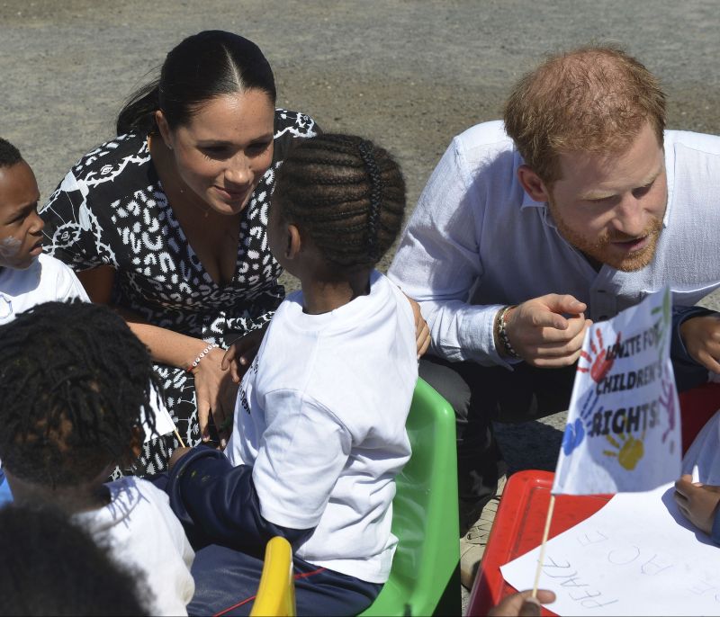 Είναι η Jennifer Lopez το τρίτο πρόσωπο ανάμεσα σε Harry-Meghan Markle;