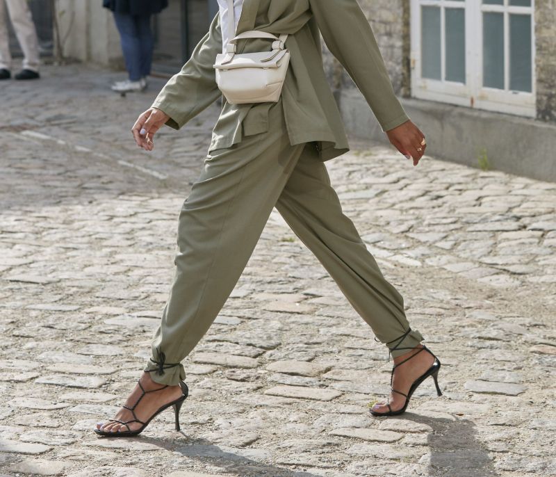 Υπάρχει ένα styling trick που θα κάνει το παλιό σου παντελόνι super stylish