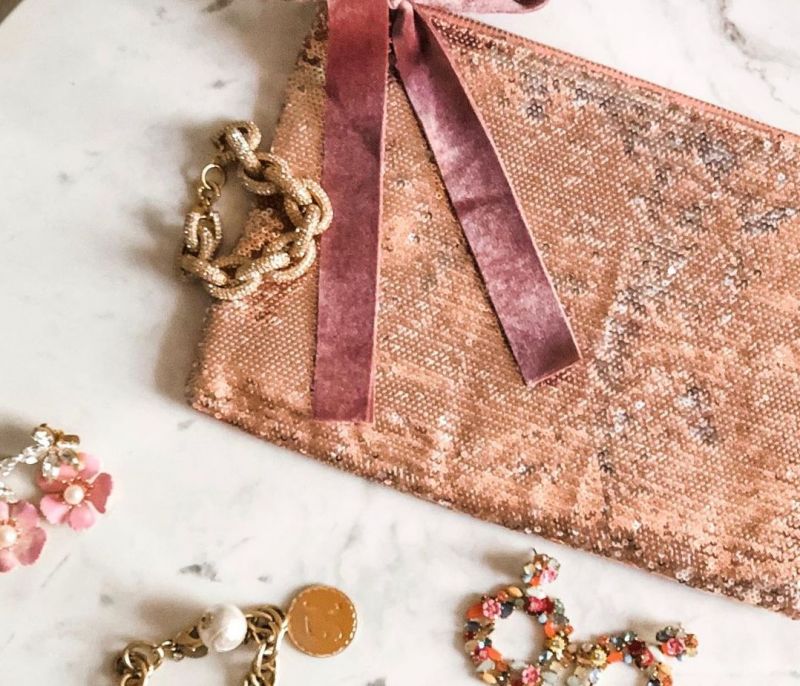Fashion DIY: Φτιάξε πανεύκολα ένα sequined clutch bag (video)
