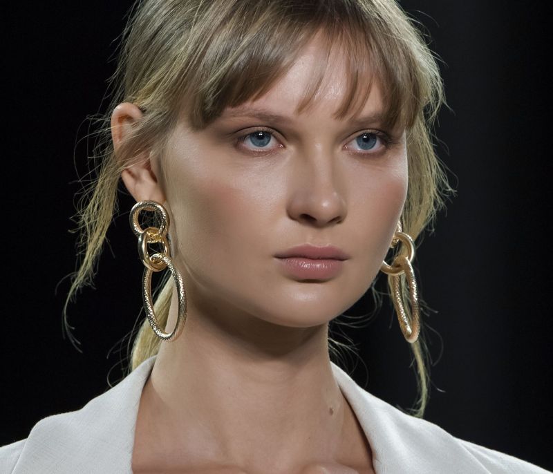 4 jewelry tricks που θα αναδείξουν τα καλοκαιρινά σύνολά σου